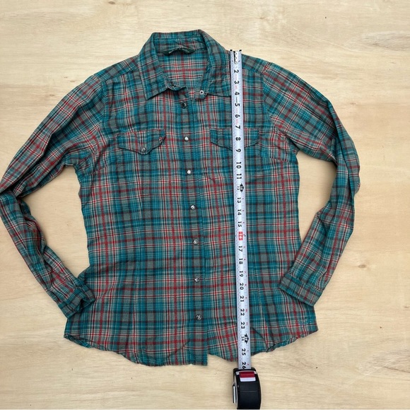 Women’s size medium, red blue plaid, long sleeve collared button up Woolrich - Picture 7 of 11